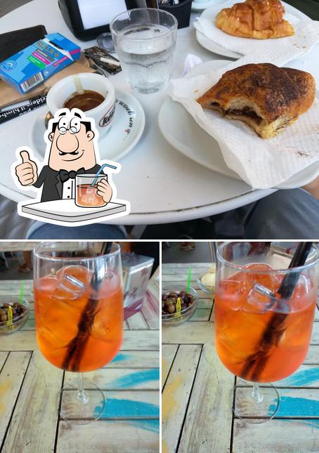 Questa è la foto che presenta la bevanda e cibo di Chiosco Bar