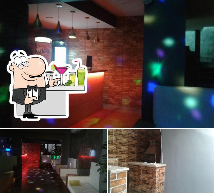 A imagem da balcão de bar e interior no Fortaleza Night Club