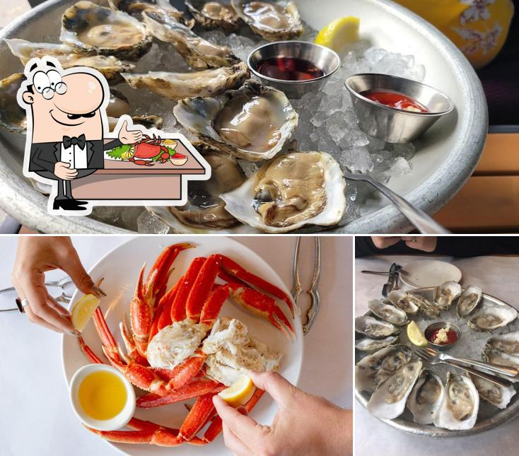 Отведайте блюда с морепродуктами в "Jax Fish House & Oyster Bar"