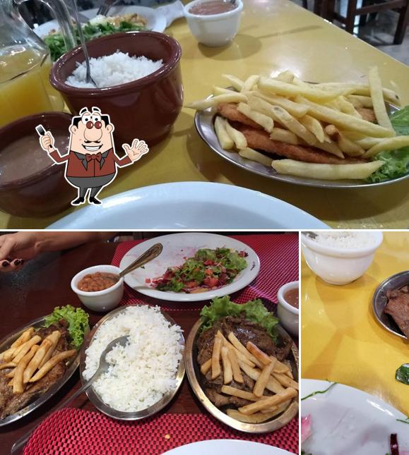 Entre diversos coisas, comida e bebida podem ser encontrados a Restaurante Carmelita