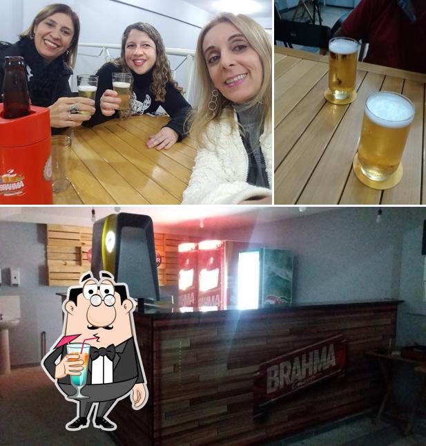 Entre diferentes coisas, bebida e interior podem ser encontrados no R&R Bar Beer