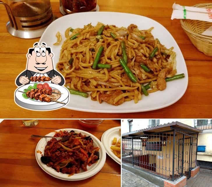Еда и внешнее оформление - все это можно увидеть на этом снимке из Китайская кухня