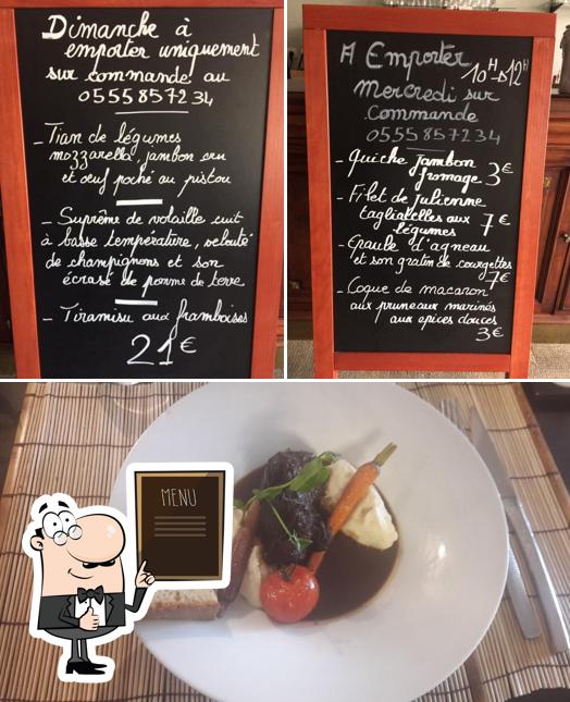 La tableau noir et nourriture du restaurant