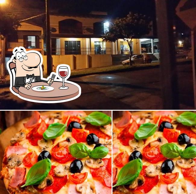 Confira a imagem apresentando comida e exterior a Nortenha Pizzaria