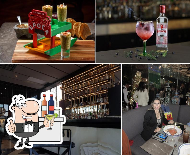 Mira las fotos que muestran barra de bar y bebida en Época