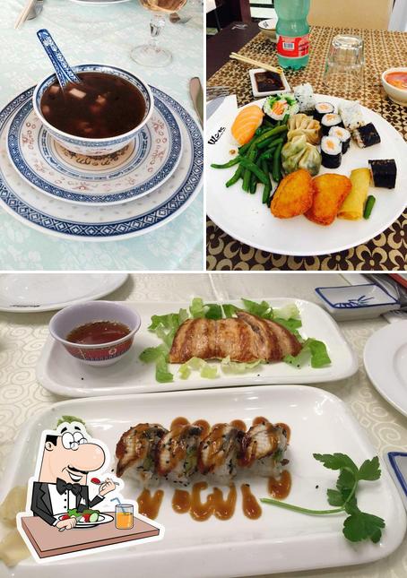 Wok Restaurant si caratterizza per la cibo e tavolo da pranzo