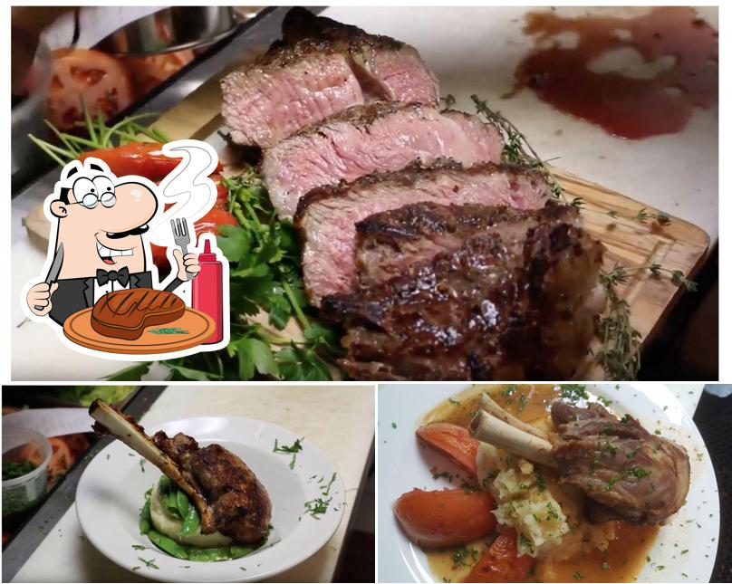 Tómate un plato con carne en Talia's Steakhouse and Bar