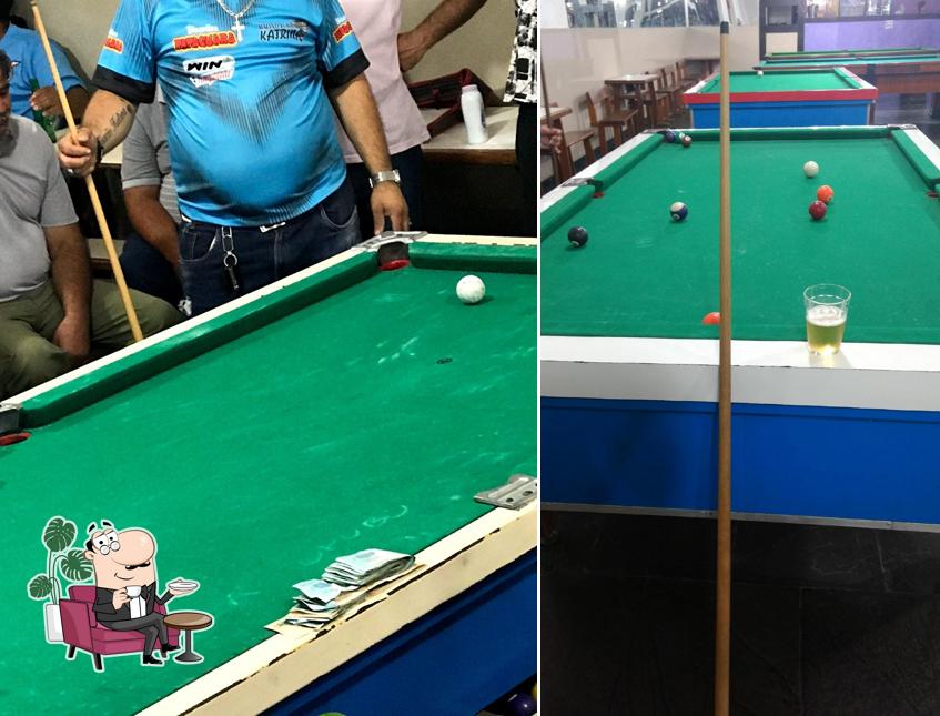 Sente em uma das mesas no Bar e Snooker & Espetaria do Gordo