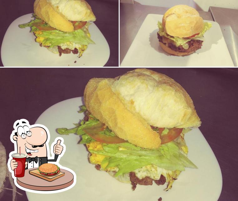Peça um hambúrguer no Seu Saldanha - Bar em Curitiba