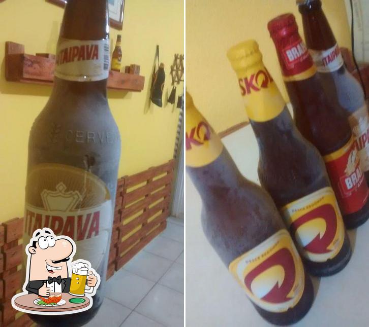 Desfute uma tulipa de cerveja leve ou escura