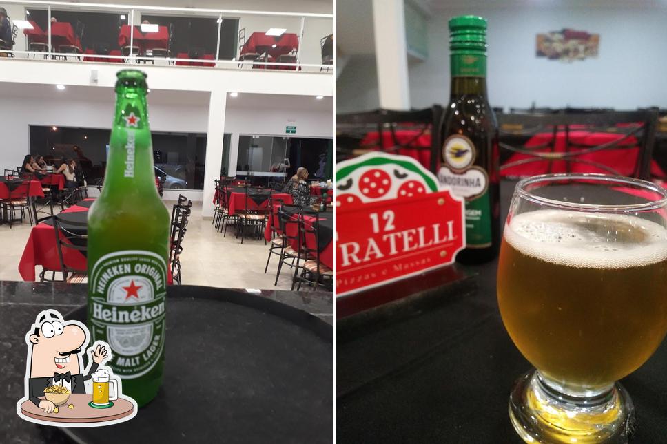 Desfute um copo de cerveja leve ou escura