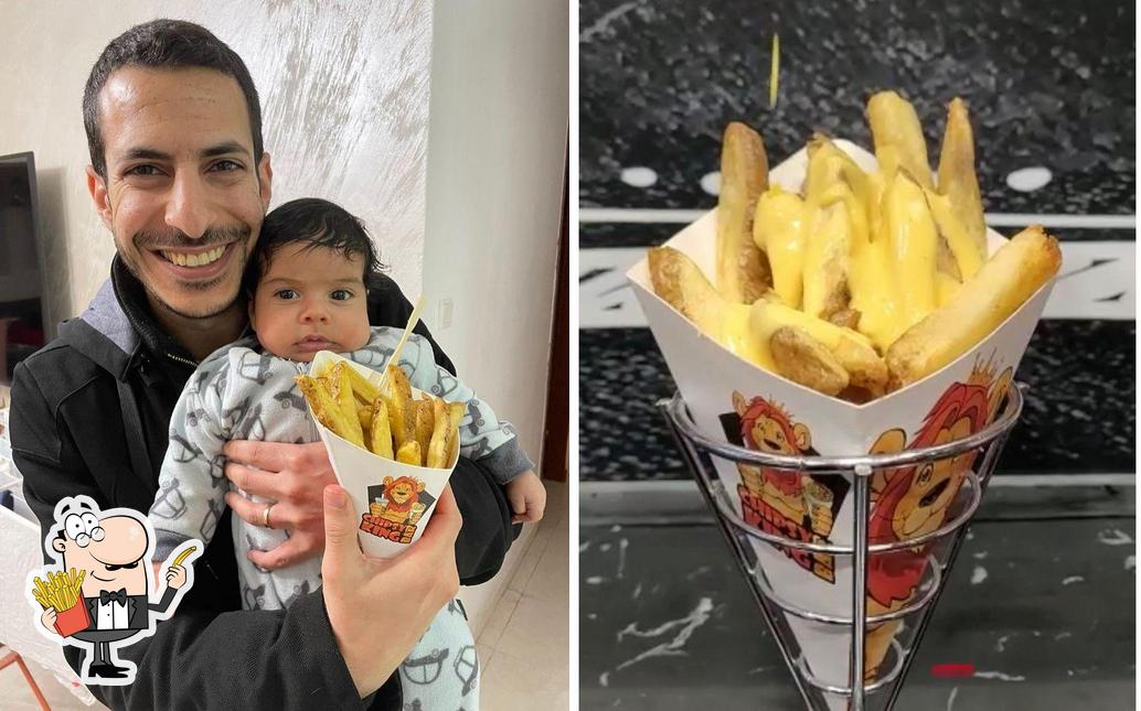 Taste fries at צ'יפסי קינג בר