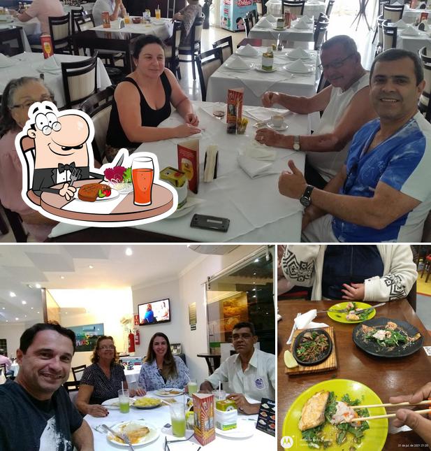 O Restaurante Via Brasil se destaca pelo mesa de jantar e interior