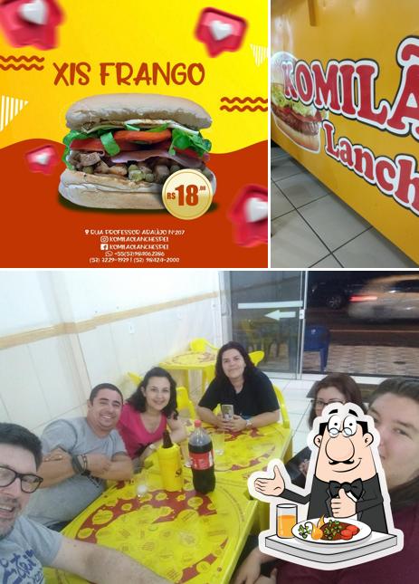 Entre diversos coisas, comida e mesa de jantar podem ser encontrados no Komilão Lanches