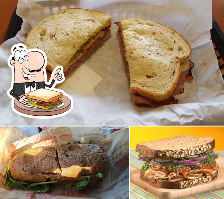 Degusta un sándwich en Submarina California Subs
