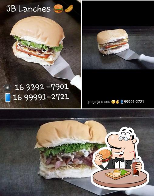 Delicie-se com um hambúrguer no JB Lanches