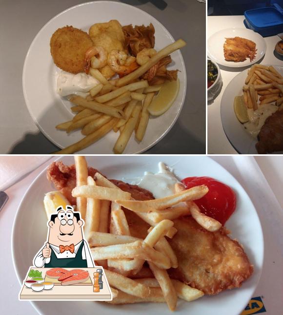 Pescado y patatas fritas en IKEA Restaurant Alam Sutera