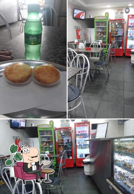 Dê uma olhada a foto apresentando interior e comida no AOP Express