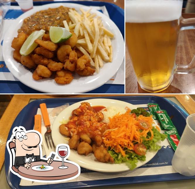 Confira a imagem mostrando comida e cerveja no Camarão Express - Porto Alegre