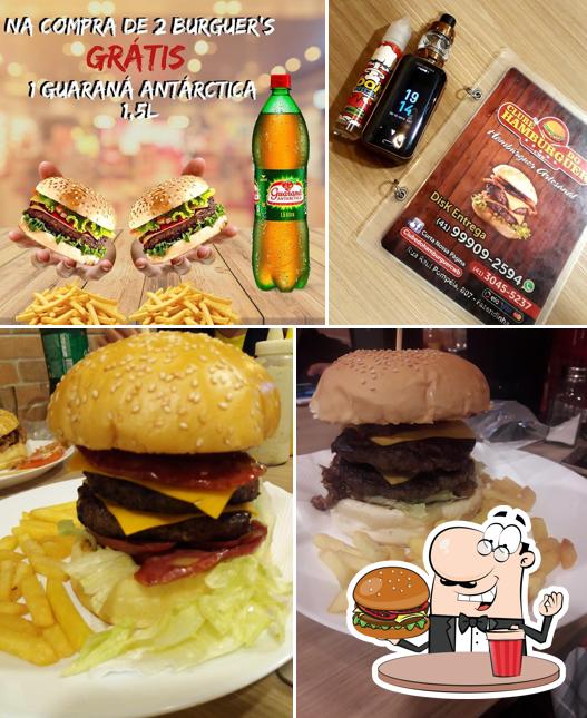 Taste one of the burgers available at Clube Do Hamburguer Cwb