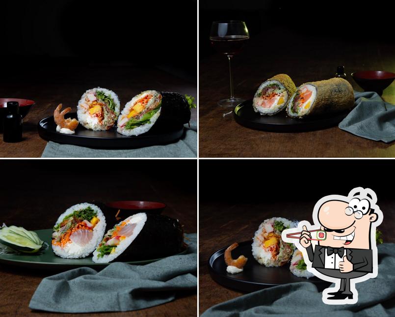 Rolos de sushi são disponibilizados no Futorrito - Sushi Burrito