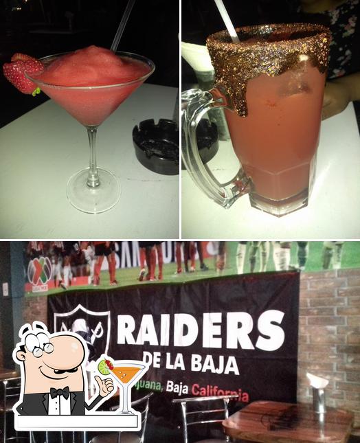 The picture of Los Tarros Sportsbar & Grill’s drink and interior