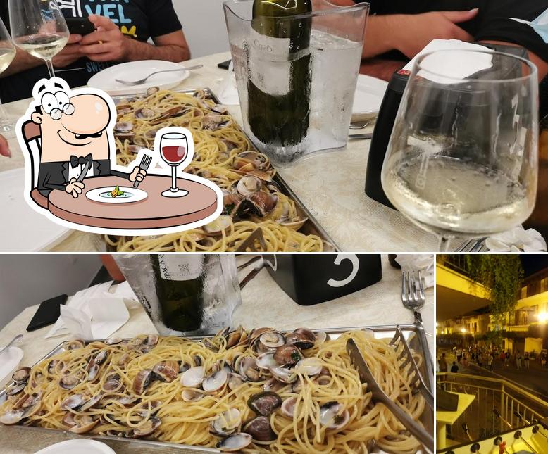 Guarda la immagine che mostra la cibo e esterno di Pizzeria Movida