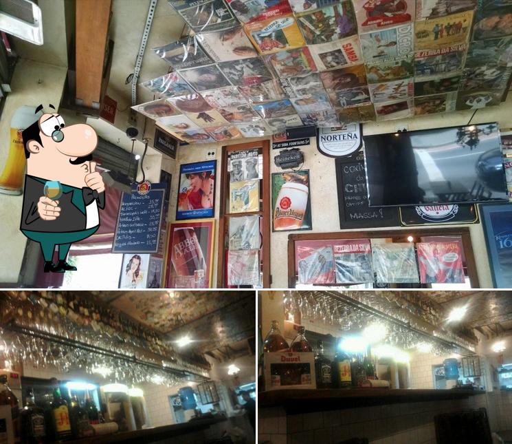 Confira a foto mostrando balcão de bar e interior a Bezerra - Bar Bezerra