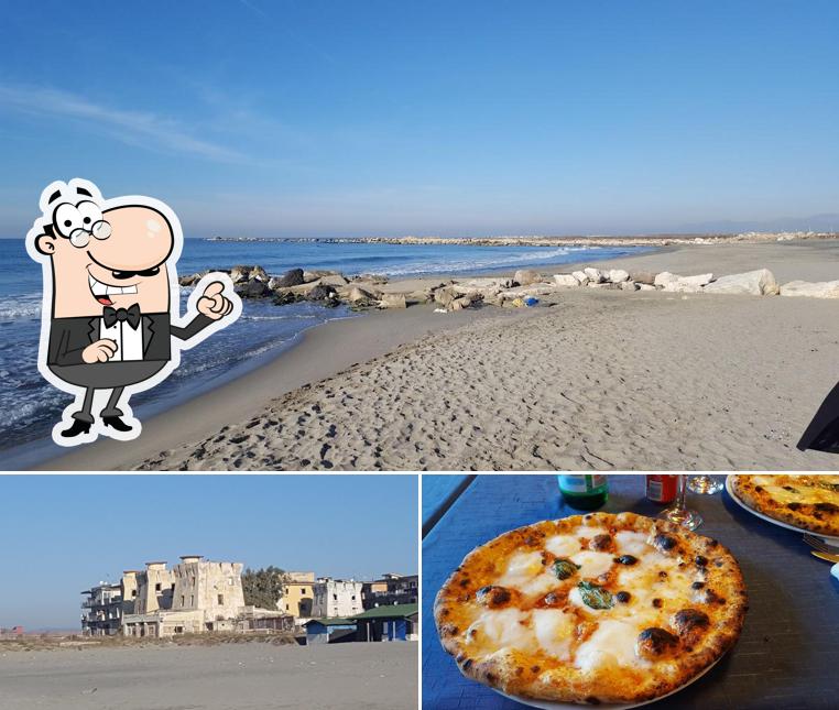 La immagine di esterno e pizza da I Delfini Complesso Turistico Balneare