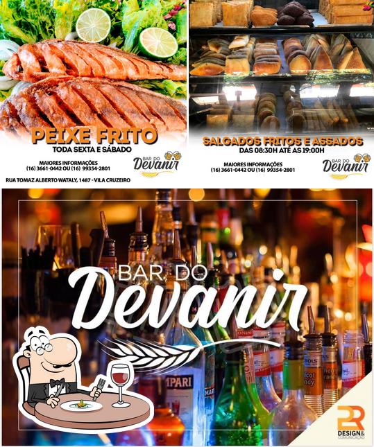 A ilustração da comida e cerveja no Bar do Devanir