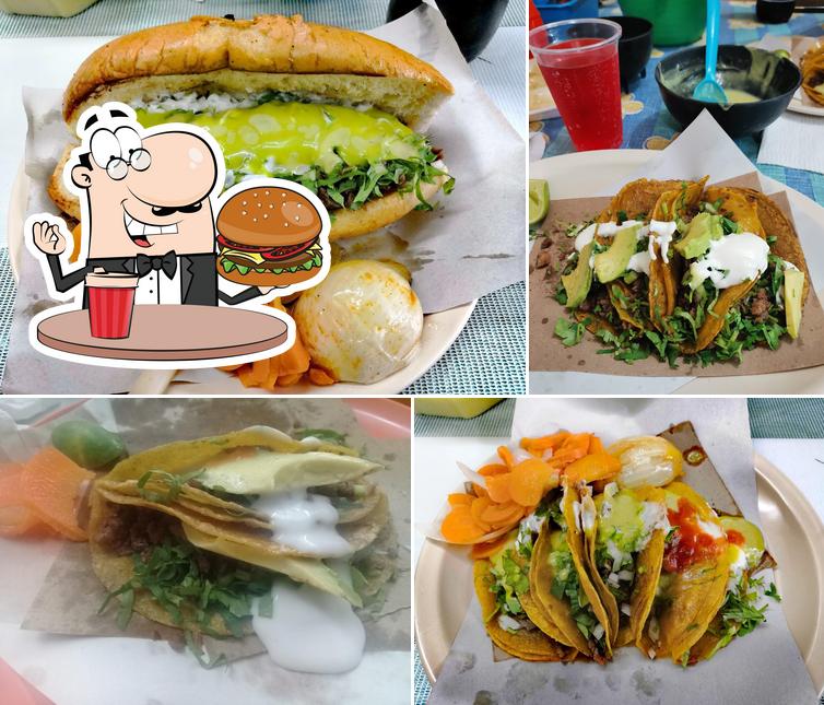 Las hamburguesas de Tacos Chabelín gustan a una gran variedad de paladares