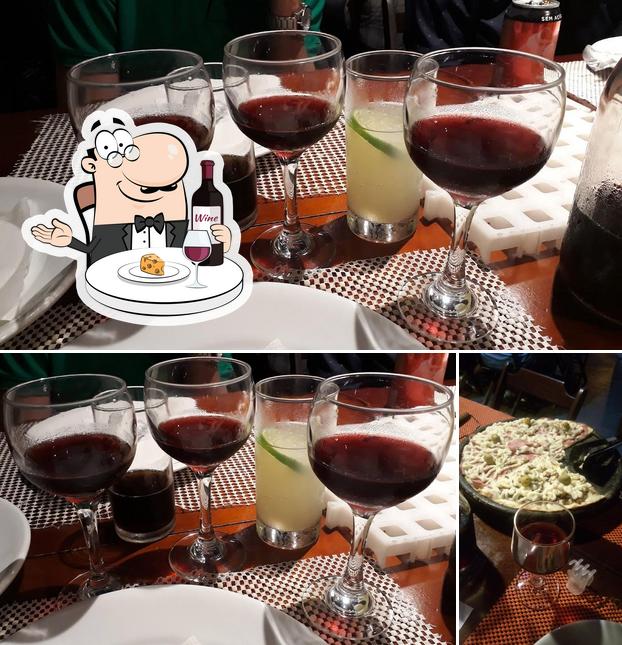 É agradável tomar uma taça de vinho no Pizzaria La Piu Bella