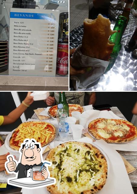 Parmi les différentes choses de la boire et la pizza, une personne peut trouver sur Pizzeria Romanelli Tor Pisana