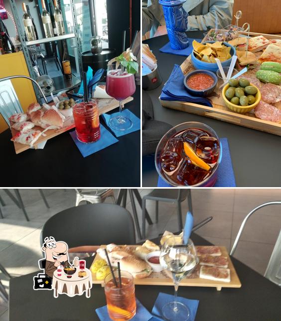 La immagine della cibo e tavolo da pranzo di Officina Caffè