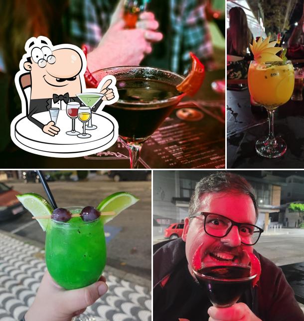Pub Ovelha Negra serves alcohol