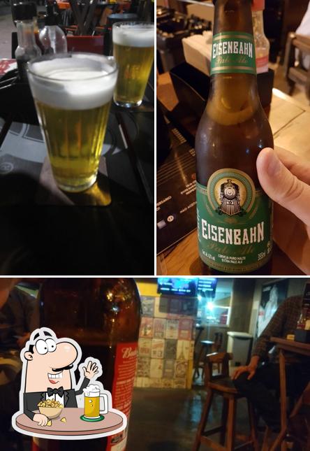 Desfute um copo de cerveja leve ou escura