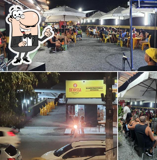 A imagem da exterior e interior no Garagem Burguer