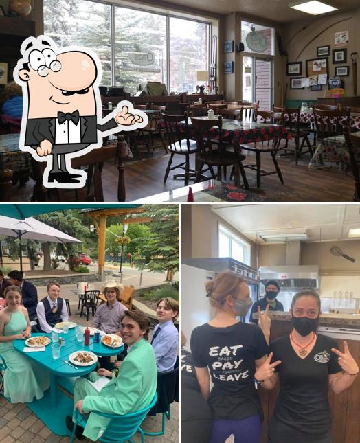 Observa las imágenes donde puedes ver interior y comedor en Our Place Restaurant