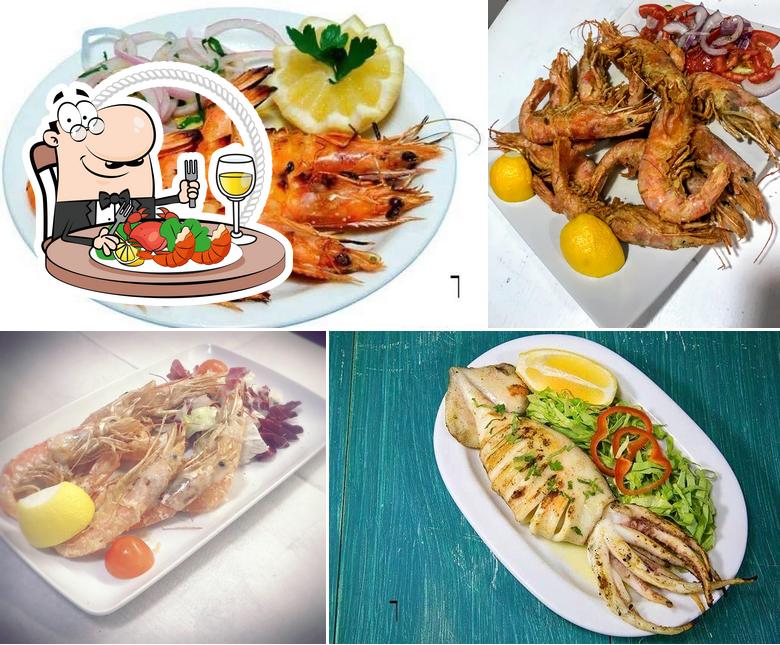 Essayez des fruits de mer à Taverna Santorini