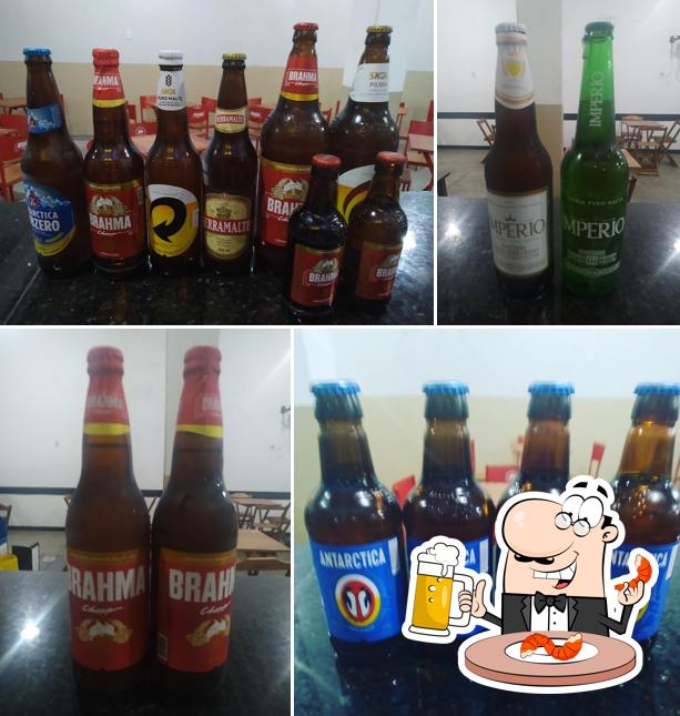 Desfute um copo de cerveja leve ou escura