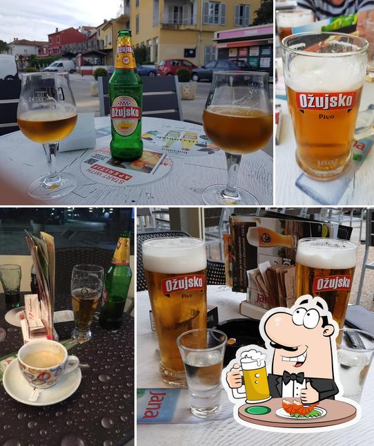 Disfruta de una pinta de cerveza rubia o tostada