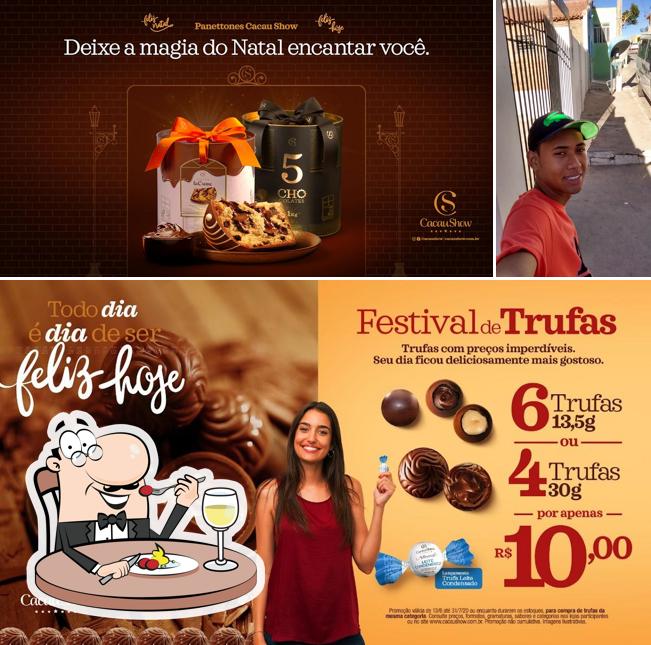 Entre diferentes coisas, comida e exterior podem ser encontrados no Cacau Show - Chocolates