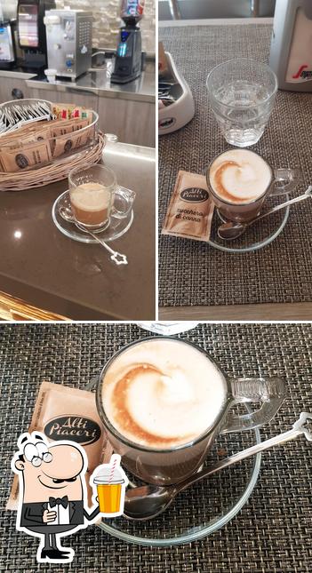 Goditi qualcosa da bere a BAR - CAFFETTERIA ROGAL CAFÈ - BISCEGLIE