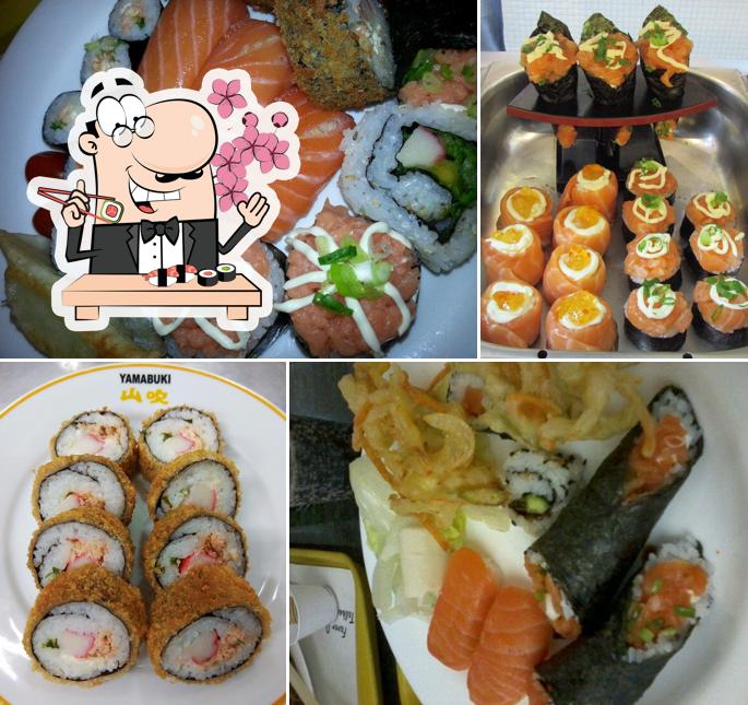 Rolos de sushi são servidos no Yamabuki restaurante