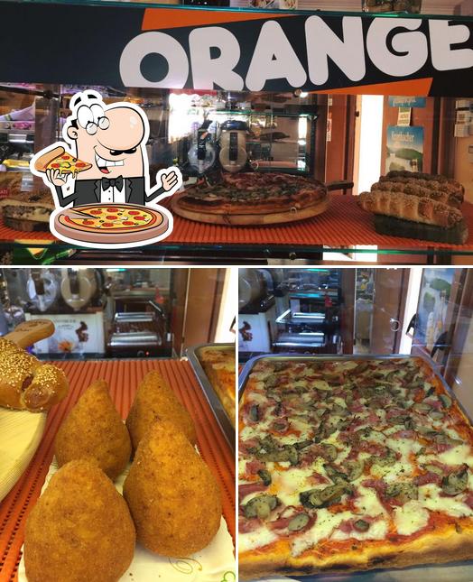 Prenditi una pizza a Caffe Orange Bar