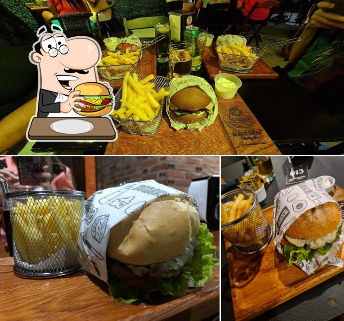 Peça um hambúrguer no Black Sheep Burger