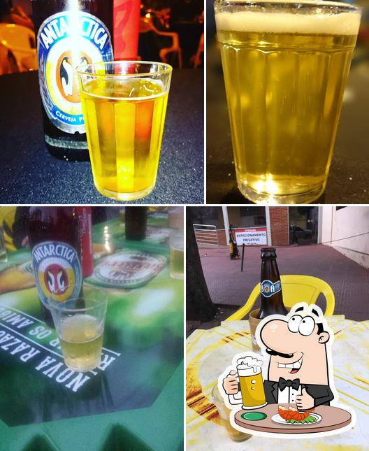 Desfute um copo de cerveja leve ou escura