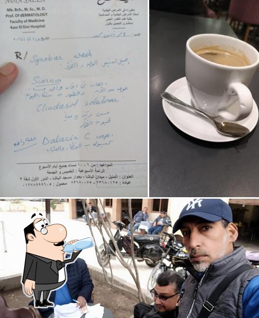 Parmi les différentes choses de la boire et la nourriture, une personne peut trouver sur Elmahrosah cafe