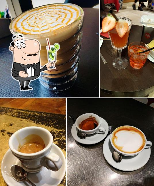 Genießt ein heißes Getränk im Caffe' Pascucci Riccione porto Riccione