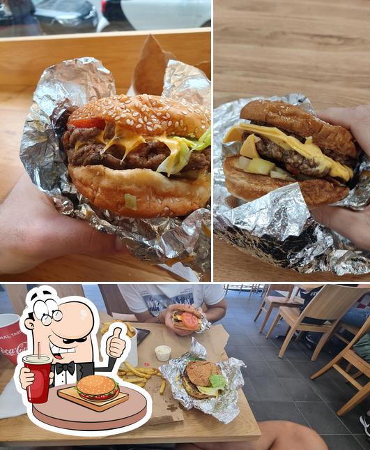 Prova un hamburger a Five Guys Corso Buenos Aires